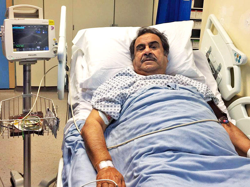 الفنان الكبير عبدالحسين عبدالرضا بعد إجراء عملية قسطرة