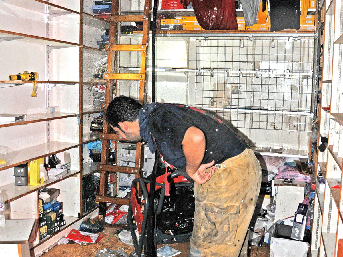 أحد رجال الإطفاء خلال إخماد حريق المباركية