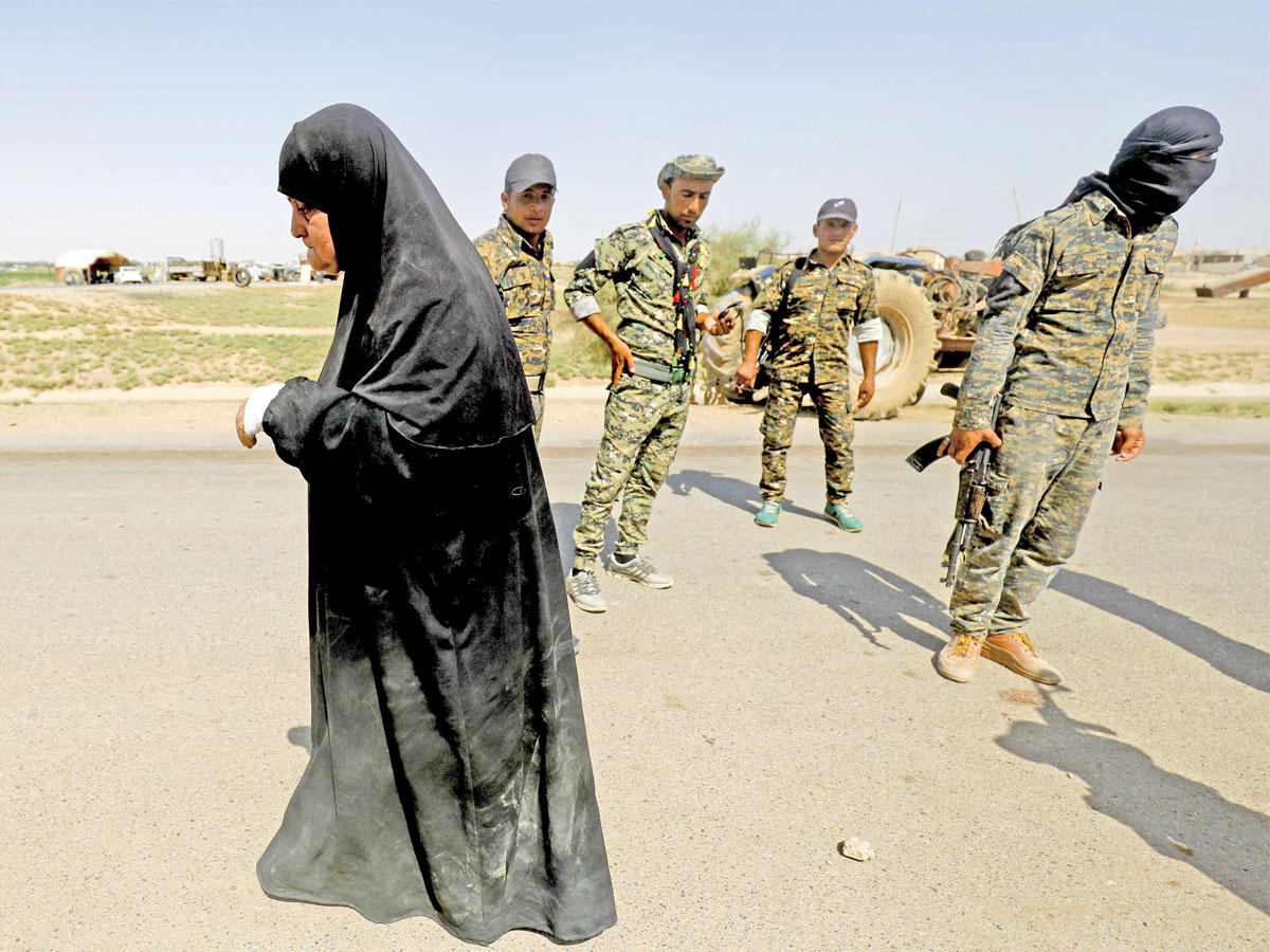 نازحة من الرقة تصل إلى بلدة حاوي الهوى أمس الأول  (أ ف  ب)