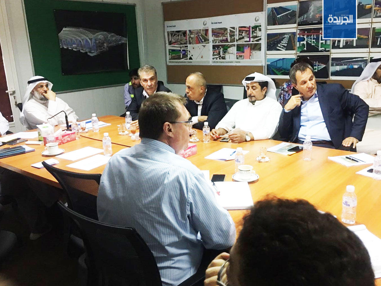 جانب من اجتماع وزير الاشغال العامة المهندس عبدالرحمن المطوع مع نائب رئيس شركة ليماك التركية سيزاي باكاكس على هامش الجولة التفقدية لمشروع مبنى الركاب الجديد في مطار الكويت الدولي