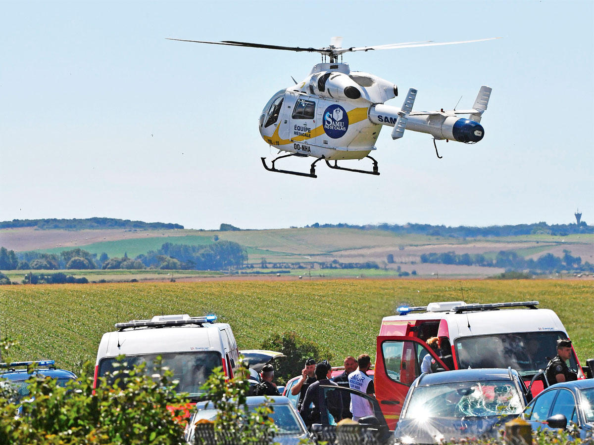 مروحية تحلق بموقع اعتقال منفذ الهجوم على طريق إي 16 شمال فرنسا أمس (أ ف ب)