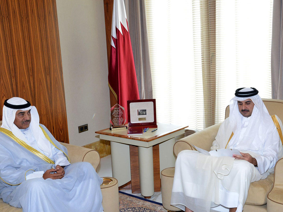 مبعوث الأمير خلال تسليم رسالة سموه إلى أمير قطر أمس