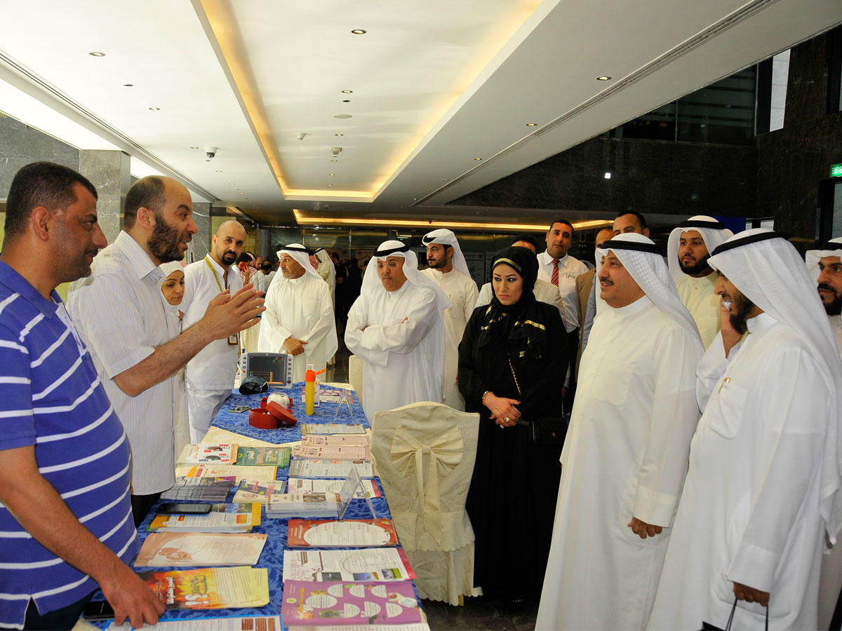 الأذينة خلال جولة في المعرض المصاحب للقاء التنويري مع وزارة الصحة