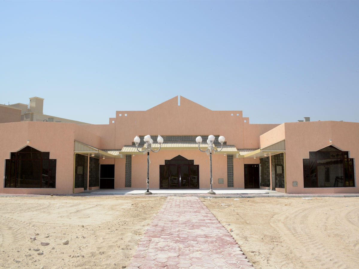 محلات تجارية تسلمتها «السكنية» بمشروع القيروان