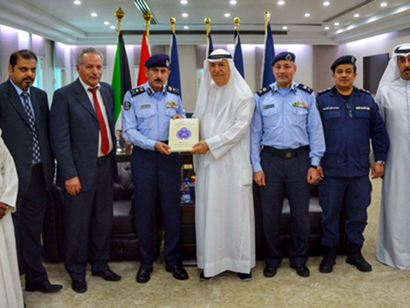 صورة جماعية عقب توقيع العقد