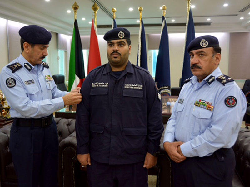 المكراد مقلداً الفريح رتبته الجديدة