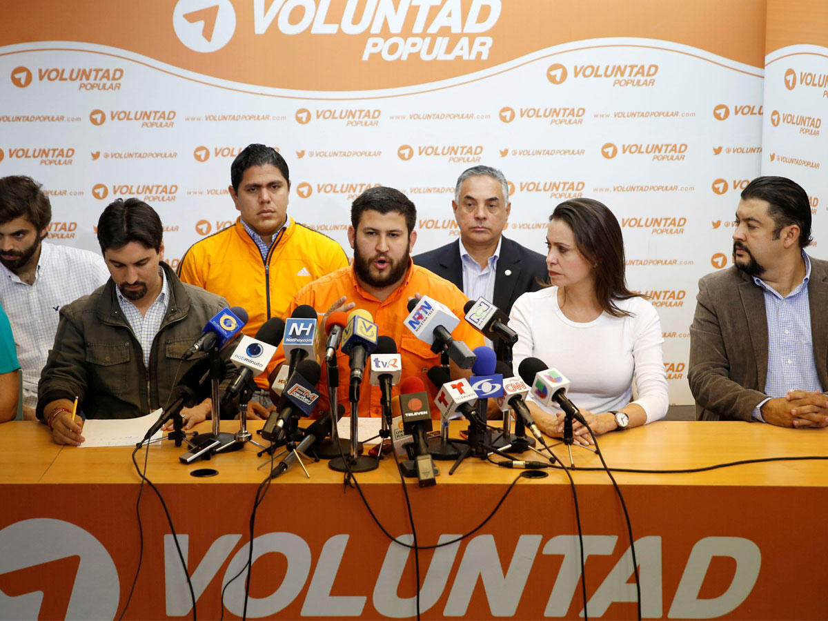 ديفيد سمولانسكي، عمدة الهاتيلو، يتحدث إلى وسائل الإعلام إلى جانب زعيم المعارضة الفنزويلية ماريا كورينا ماتشادو