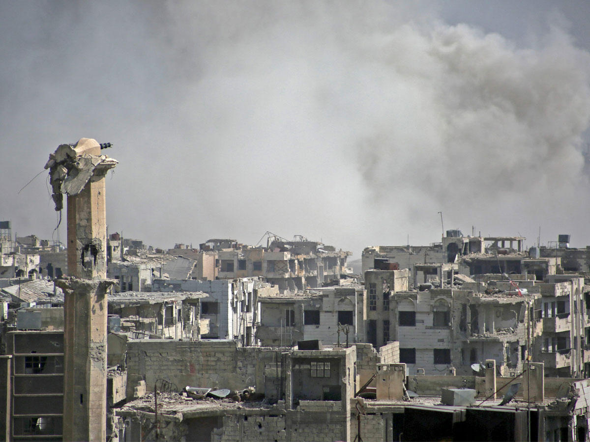 سحب الدخان تتصاعد بعد غارات نظامية على منطقة جوبر في دمشق أمس الأول  (أ ف ب)