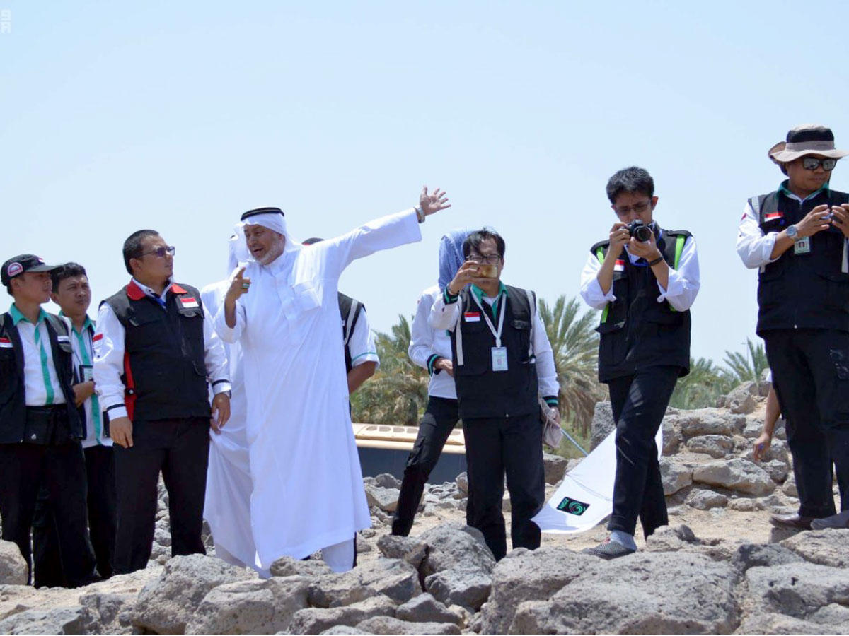 لجنة الحج تطلع وفداً إندونيسياً على الأماكن الأثرية بالمدينة المنورة أمس  (واس)