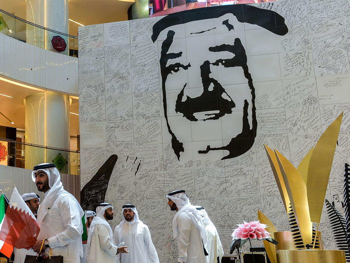 قطريون وكويتيون أمام الجدارية  (تصوير رائد قطينة)n