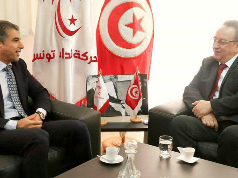 سفير دولة الكويت لدى تونس علي الظفيري خلال لقائه مع المدير التنفيذي لحزب (حركة نداء تونس) حافظ قائد السبسي