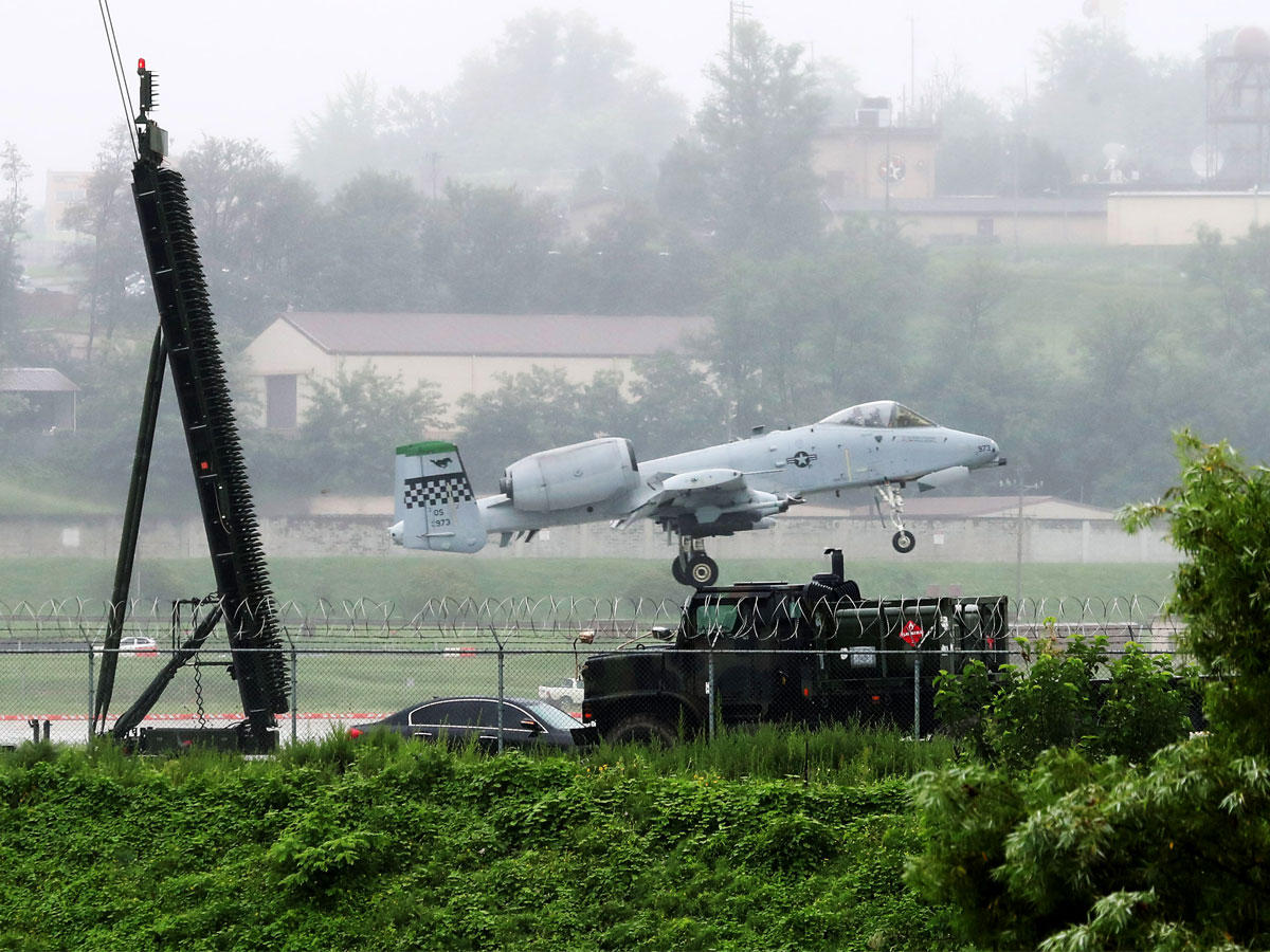 طائرة إيه -10 تقلع من قاعدة أوسن بكوريا الجنوبية أمس      (رويترز)n