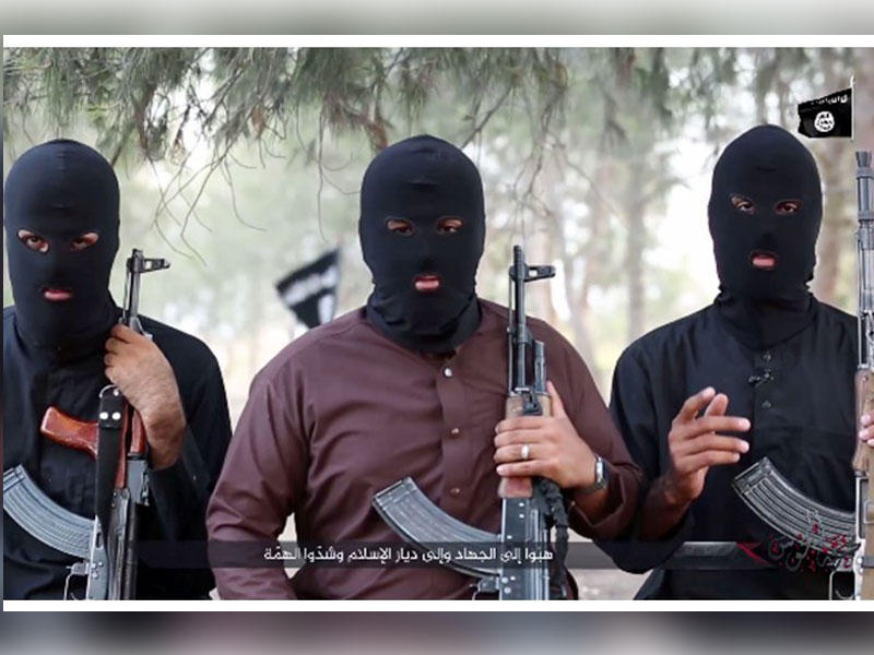 صورة من الفيديو الذي نشره «داعش» تحت عنوان «محرقة المجوس» أمس الأول