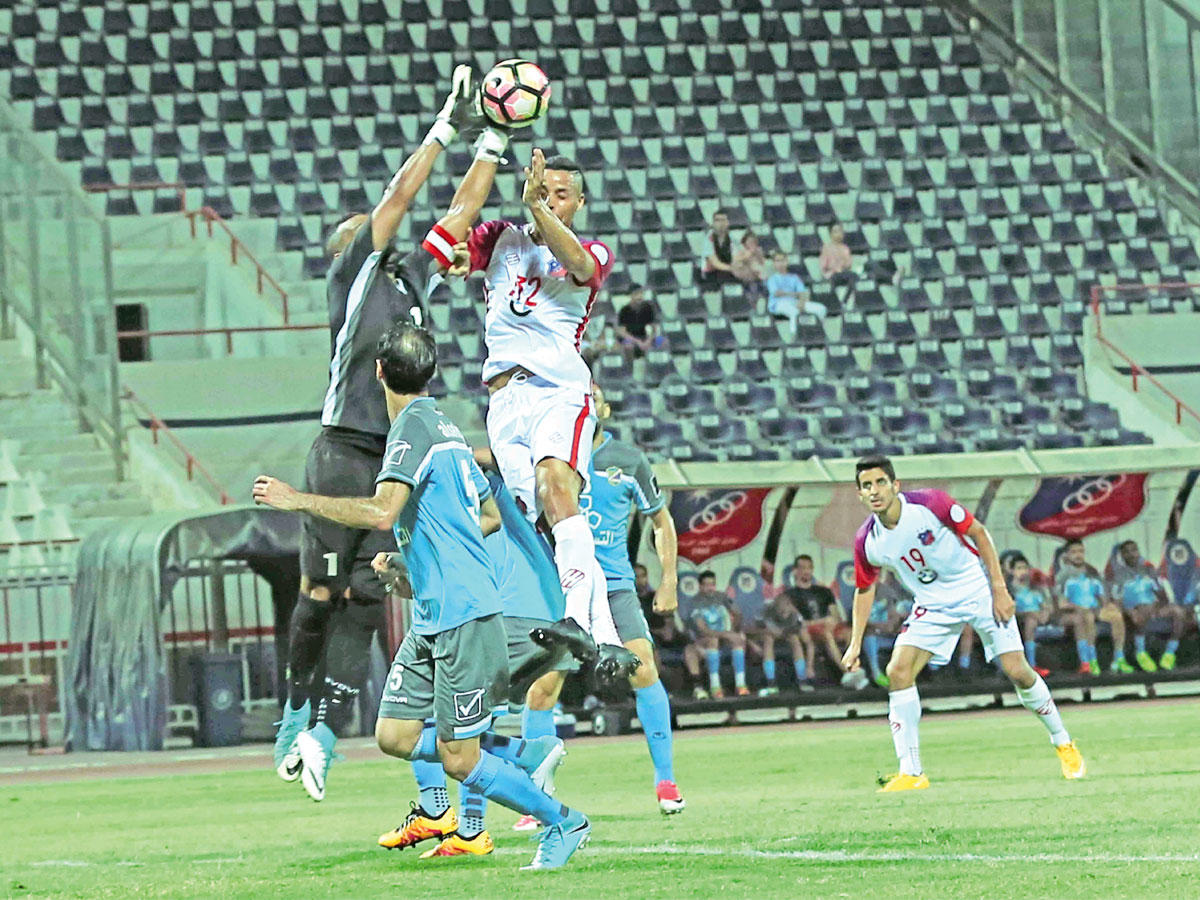 كرة مشتركة بين مهاجم الكويت البرازيلي فابيانو وحارس السالمية نواف المنصور