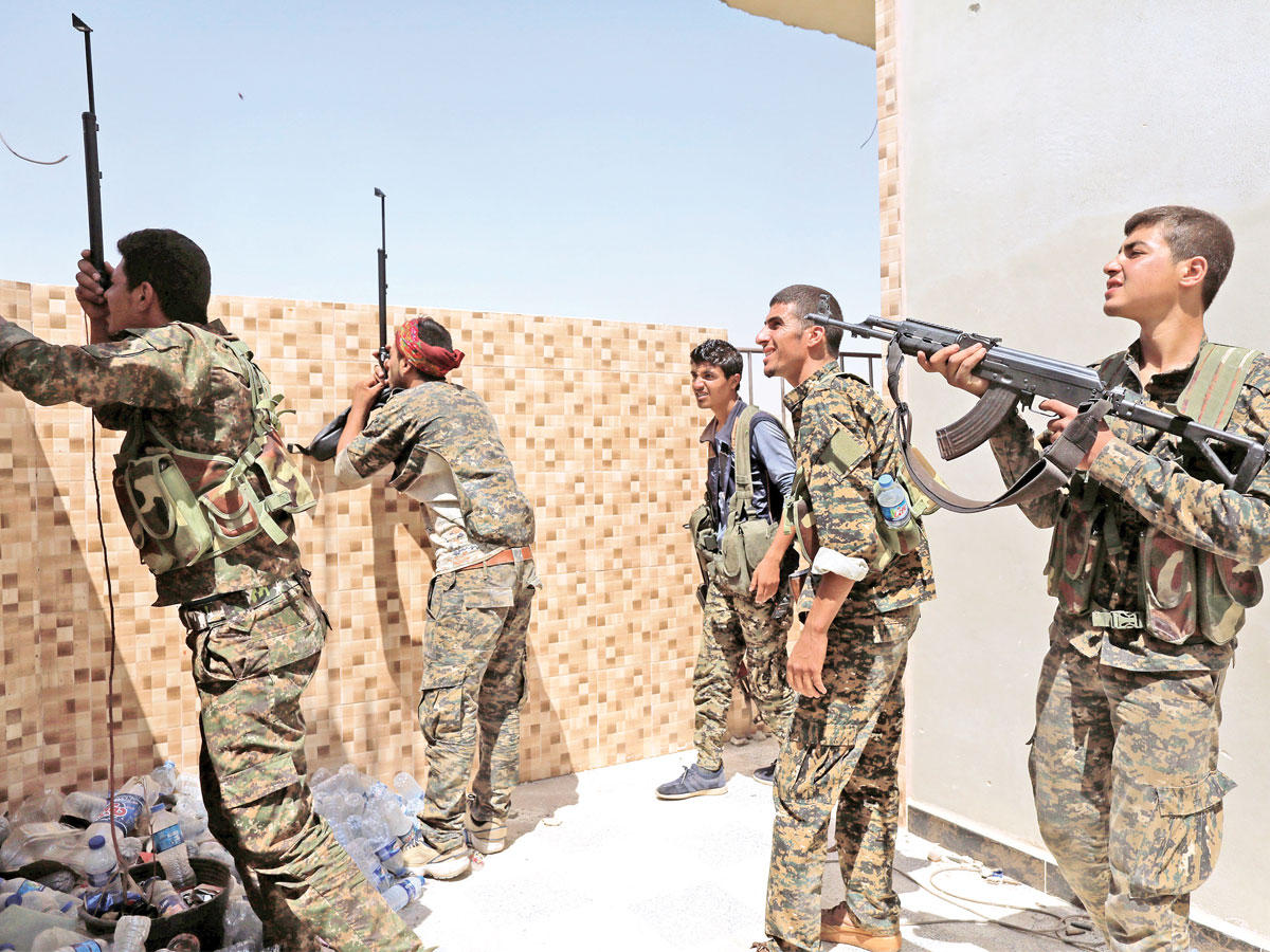 عناصر من «قسد» يواجهون قناصاً من «داعش» في حي صنعاء بالرقة الأول (رويترز)n