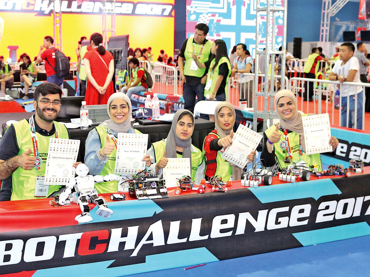 طلبة الـ«AUM» وأمامهم الروبوتات 