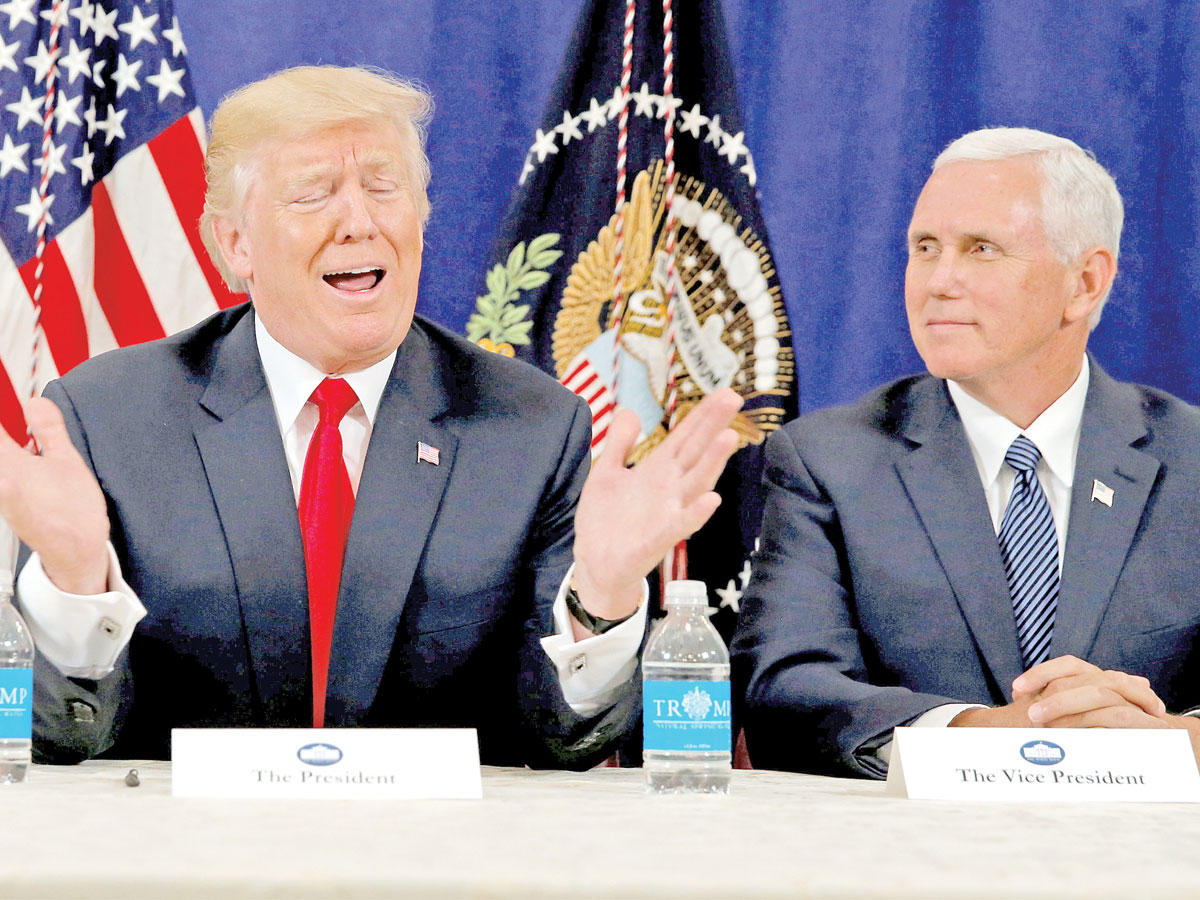 ترامب مع نائبه مايك بنس في نيو جيرسي أمس الأول (رويترز)