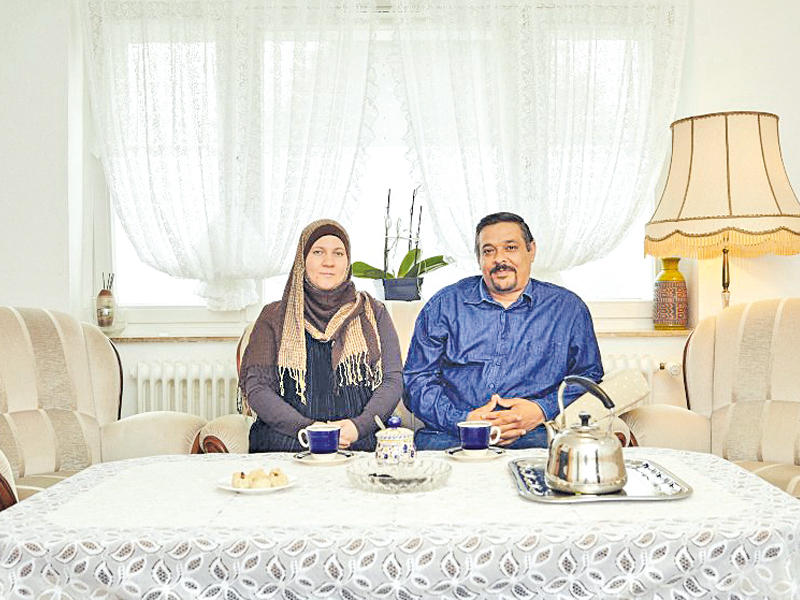 عادل ويسرا في منزلهما بألمانيا