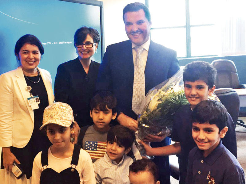 الحربي خلال زيارته للأطفال المرضى في ولاية فلوريدا