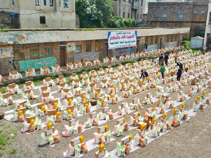 جانب من المساعدات الكويتية لأهالي محافظة إب اليمنية