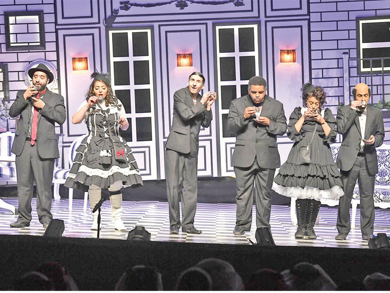 الشيخلي في مسرحية «العائلة الحزينة» 