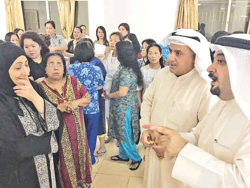 العبدالهادي خلال جولة تفتيش بمساكن الهيئة التمريضية والفنيين