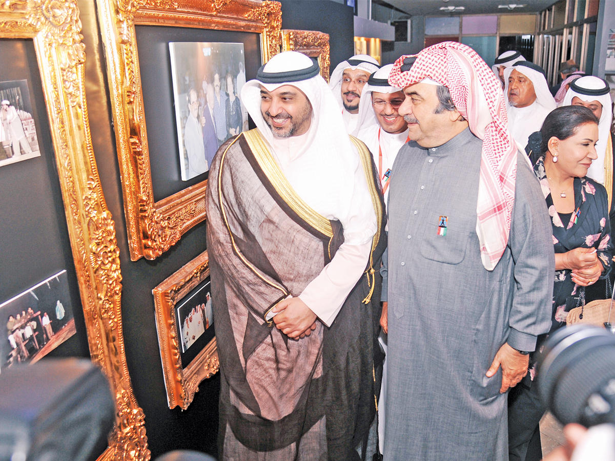 عبدالحسين عبدالرضا مع وزير الإعلام في إحدى المناسبات 