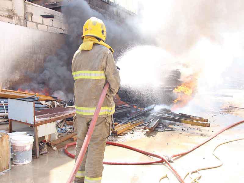 رجل إطفاء يكافح الحريق