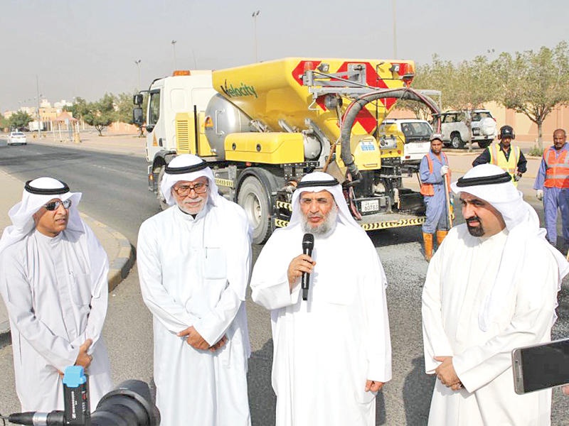 وزير الأشغال يتفقد أعمال التوسعة والصيانة بالدائرة الأولى