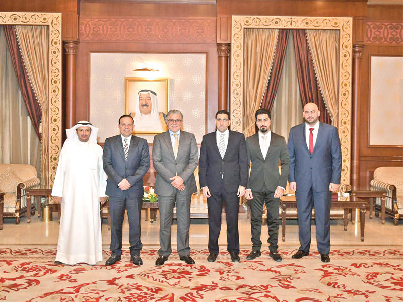 عضوا اللجنة خورشيد والكندري قبل مغادرتهما إلى أميركا