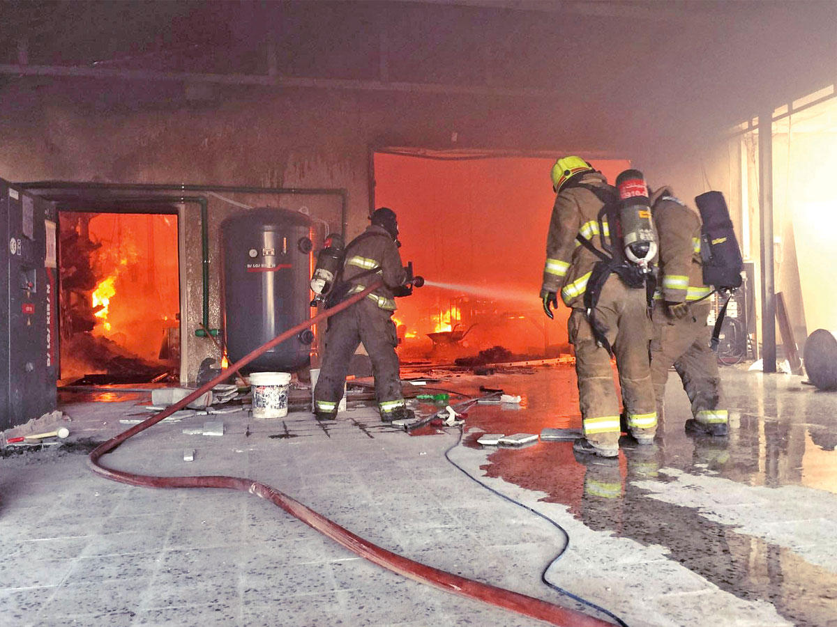 رجال الإطفاء يكافحون الحريق