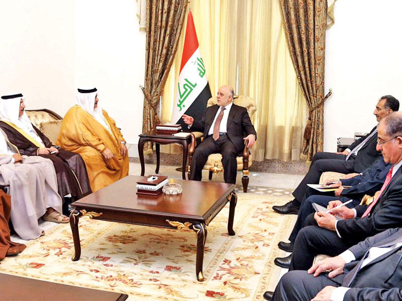 العبادي مستقبلاً وزير خارجية البحرين في بغداد أمس   (كونا)