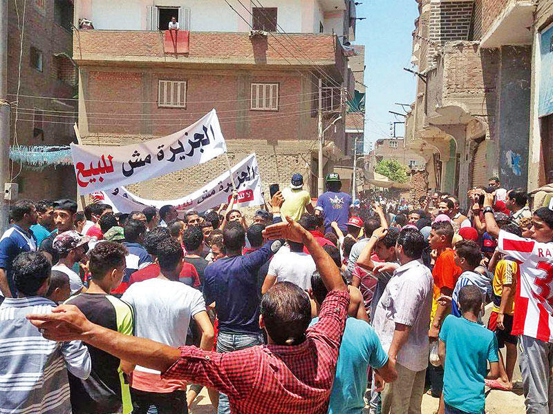 أهالي جزيرة الوراق يتظاهرون بالتزامن مع وصول وفد حكومي إلى الجزيرة الواقعة بمجرى نهر النيل ضمن نطاق القاهرة الكبرى  االيوم  (الجريدة) 