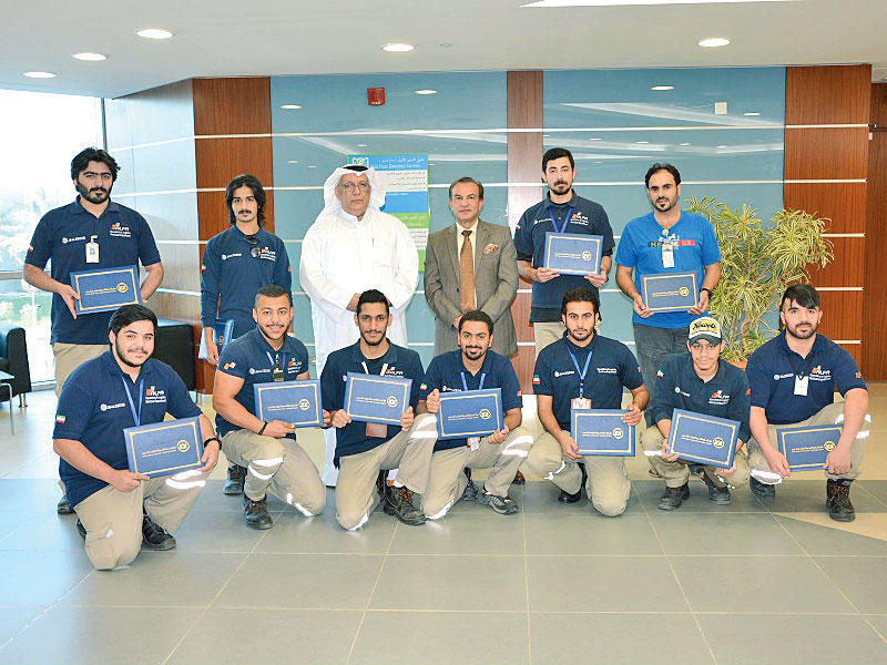 العقيدي متوسطاً المتدربين في حفل الختام