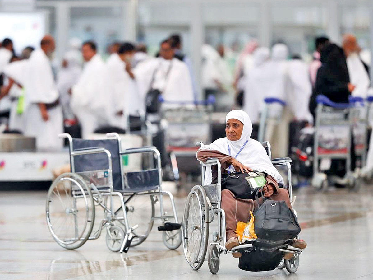 حاجة مسنة تنتظر إنهاء إجراءات دخولها في مطار الملك عبدالعزيز الدولي بجدة أمس  (واس)