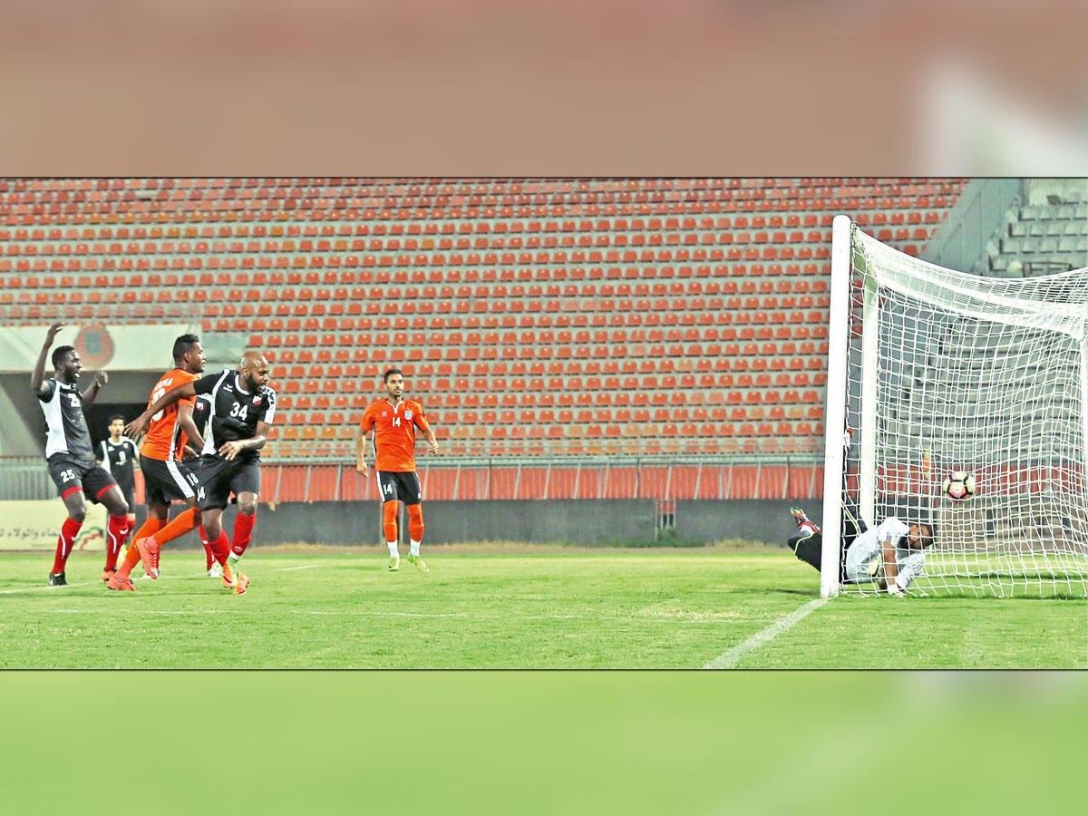 هدف كاظمة الأول بمرمى خيطان في المباراة الودية      (تصوير جورج رجي)