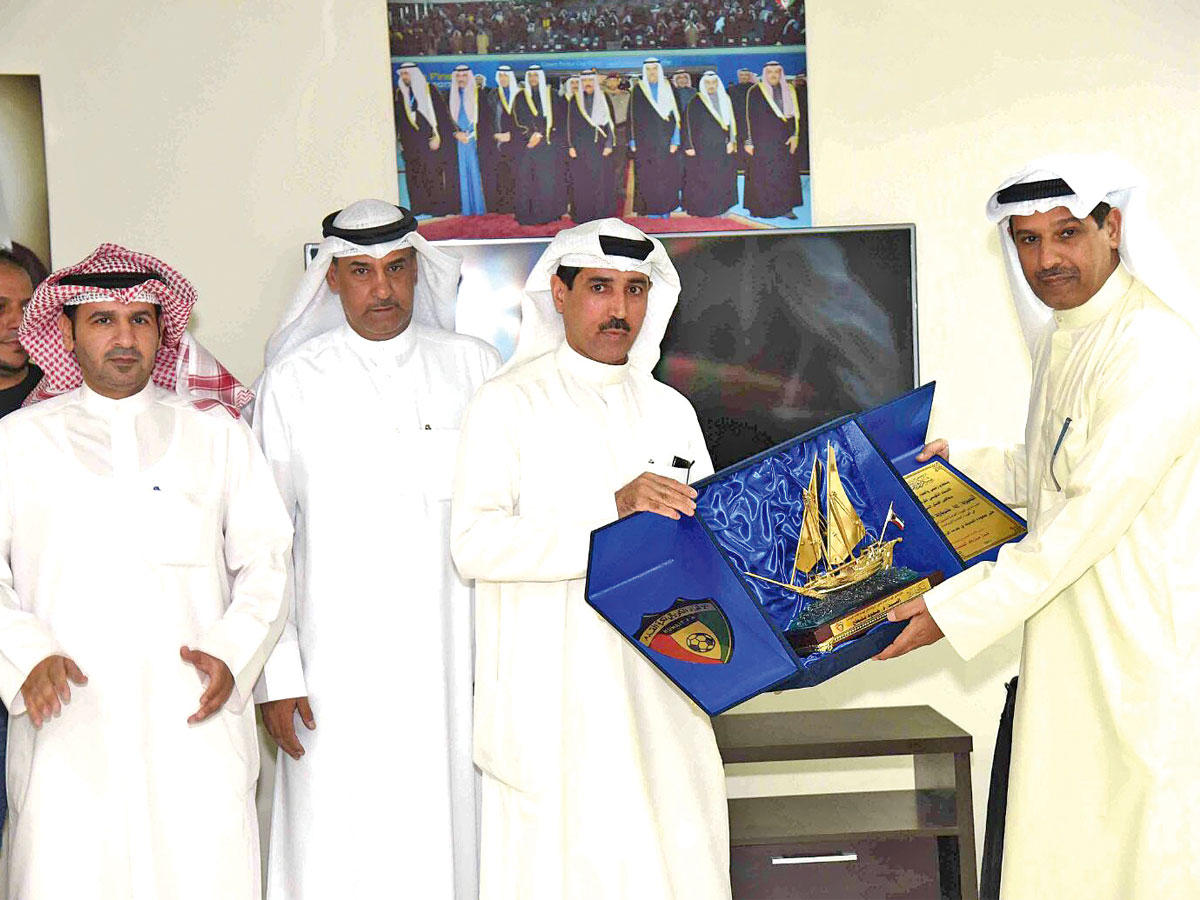 خليل يكرم فليطح في ختام الحفل