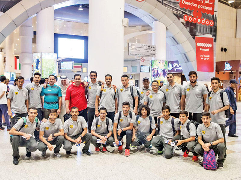 وفد القادسية في المطار قبل المغادرة