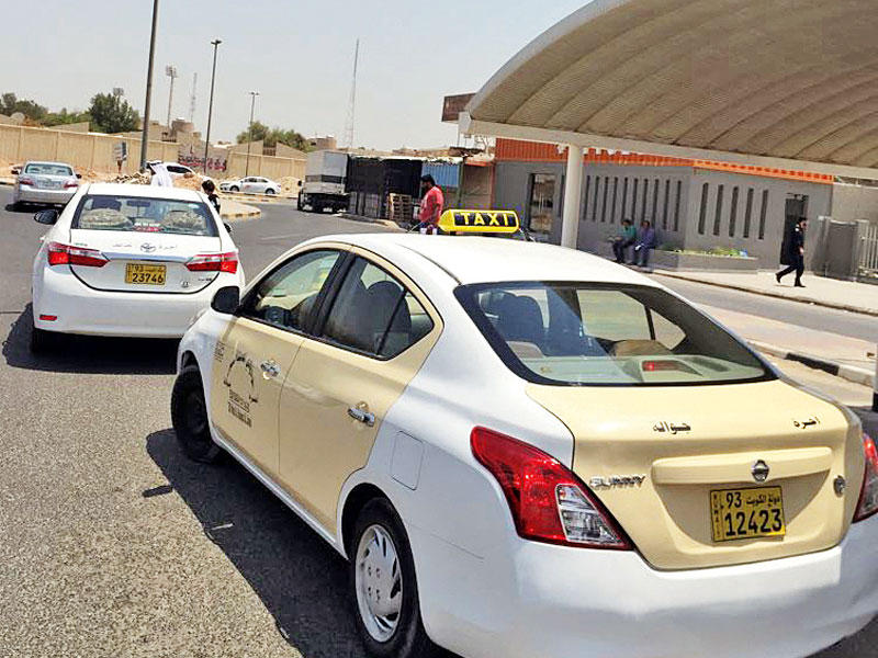 سيارة تاكسي تغلق أحد المواقف 