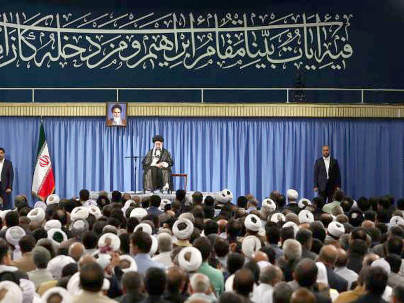 خامنئي متحدثاً إلى حجاج في طهران قبل توجههم إلى الأراضي المقدسة أمس الأول (ارنا)