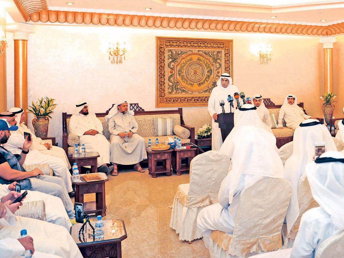 السعدون متحدثاً في الندوة