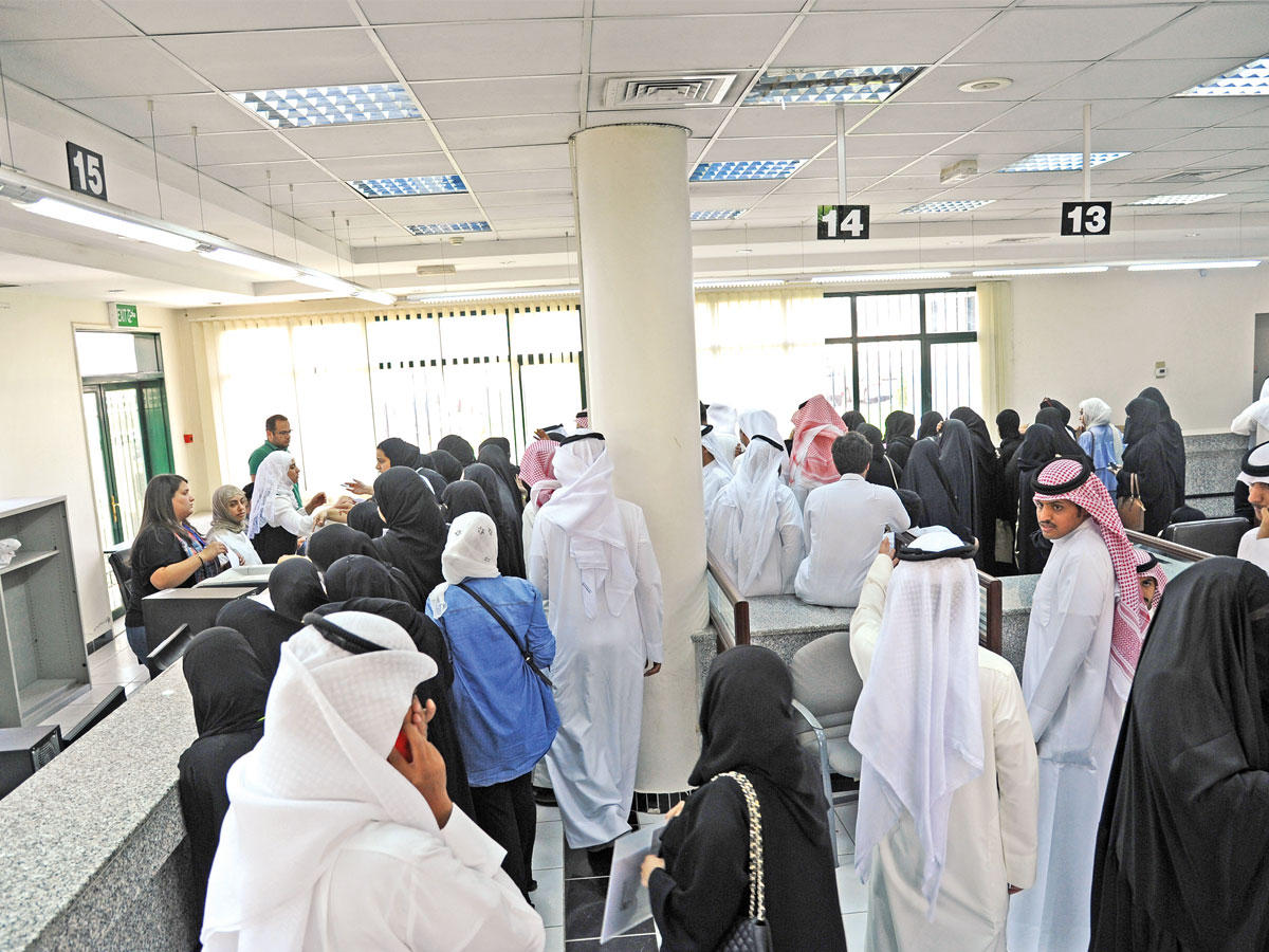 صورة أرشيفية لاستقبال المرفوض قبولهم في «التطبيقي» (تصوير عوض التعمري)