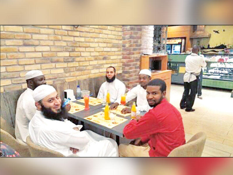 صورة التقطت للشهيدين العلي والحسيني في المطعم قبل وقوع الانفجار