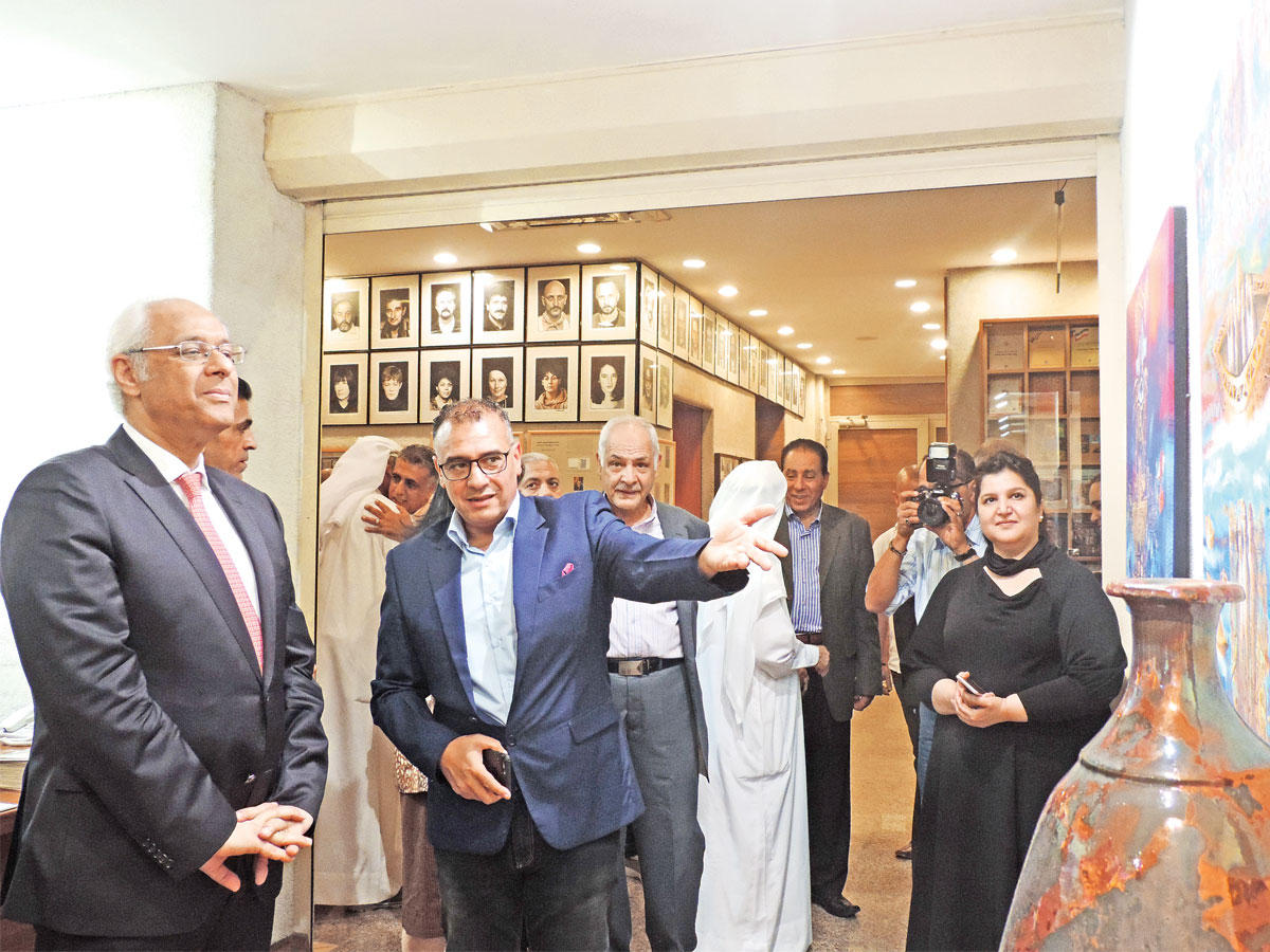 شريف إسماعيل يشرح للسفير ياسر عاطف محتوى أعماله