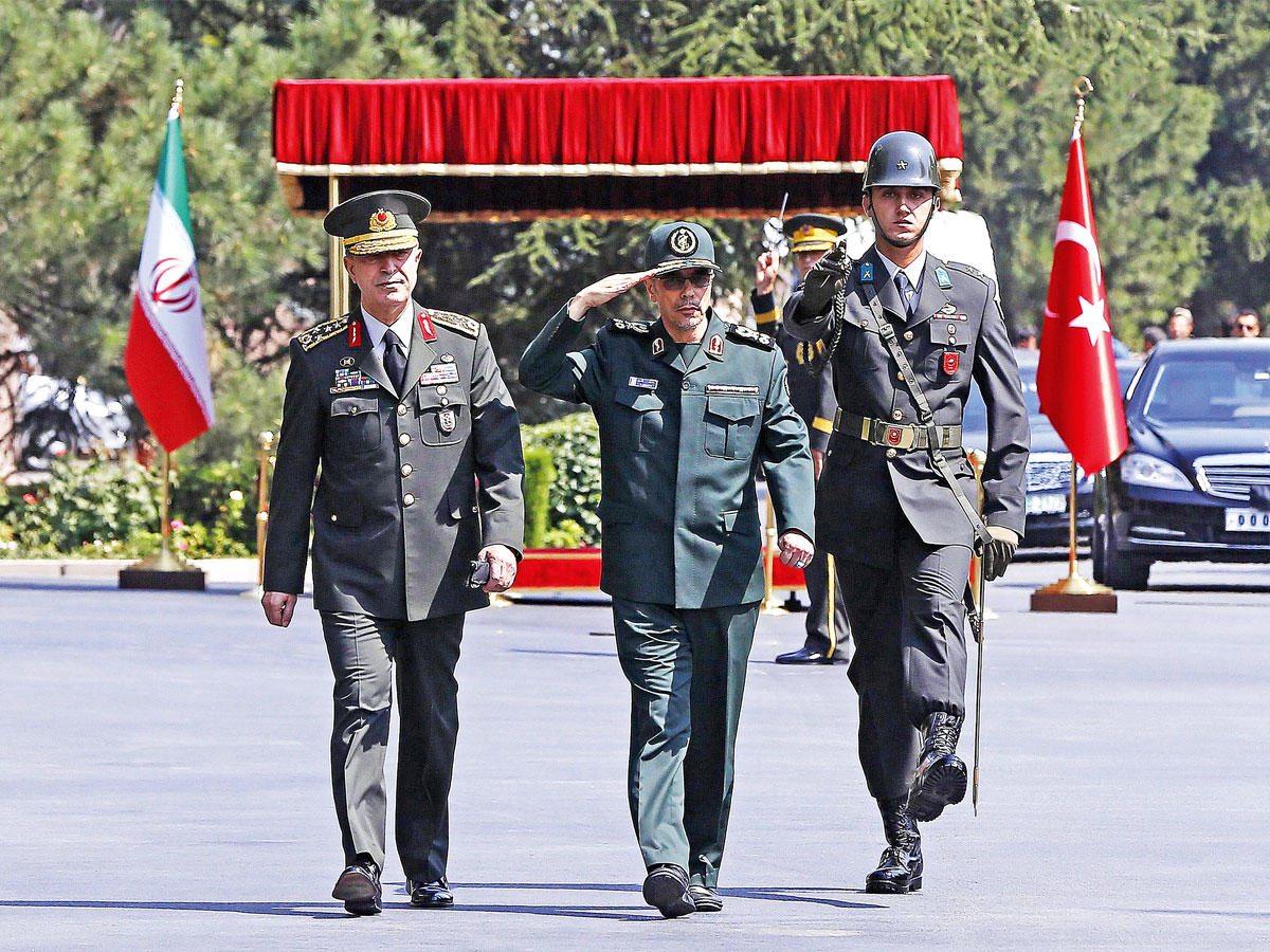 رئيس الأركان التركي مستقبلاً نظيره الإيراني لدى وصوله إلى أنقرة  اليوم (أ ف ب)