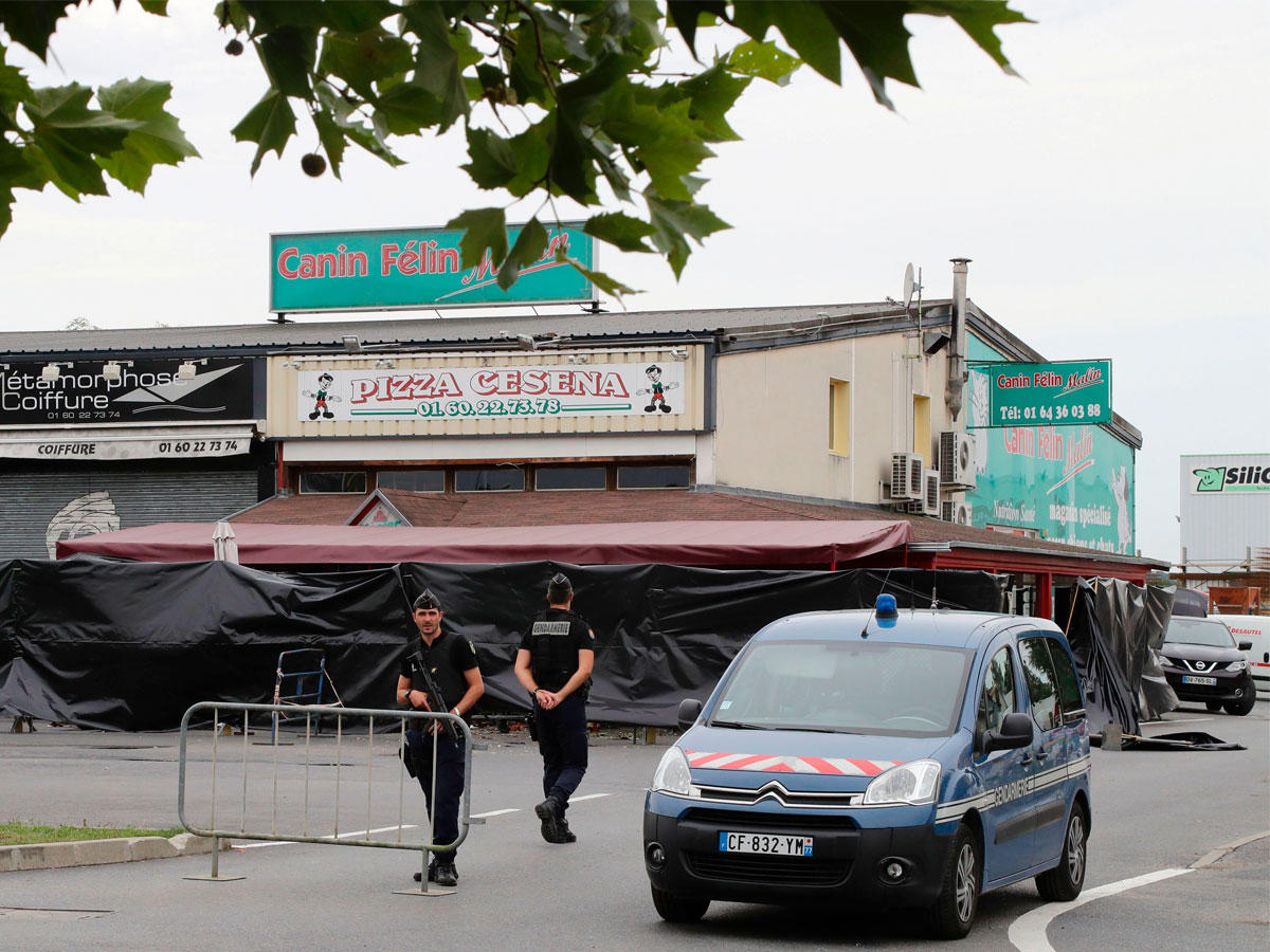 يقف ضباط الشرطة حراسا على مسرح حادث سيارة