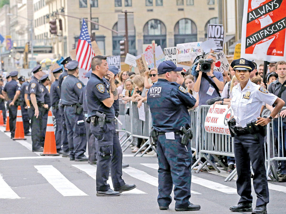 معارضون لترامب أثناء تظاهرة في نيويورك أمس الأول ( اي بي ايه)
