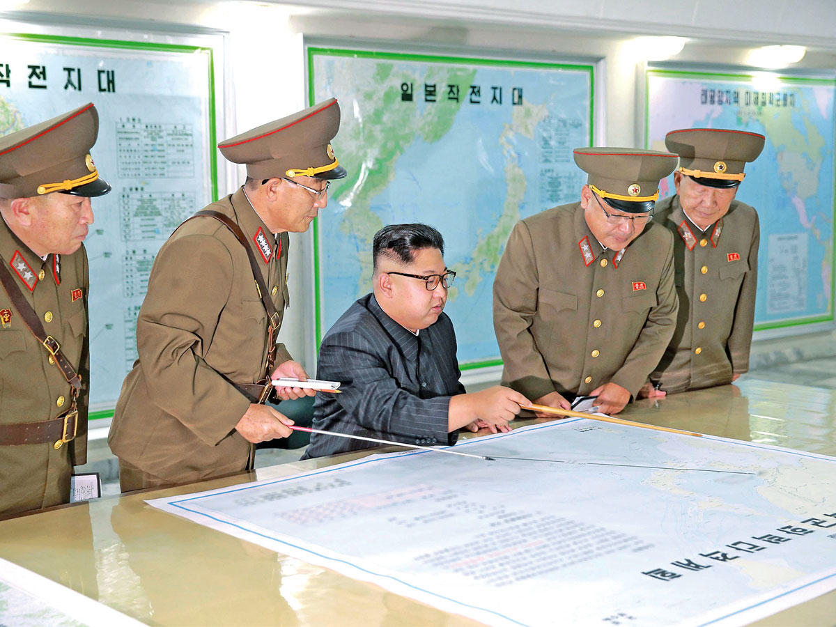 كيم يطلع على خطة غوام أمس (رويترز)