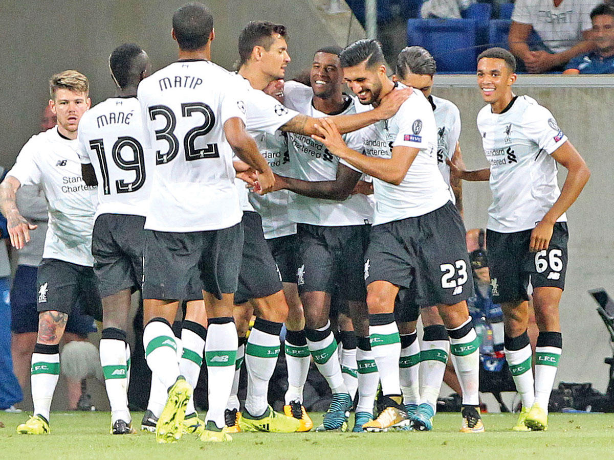 فرحة لاعبي ليفربول بهدف ميلنر