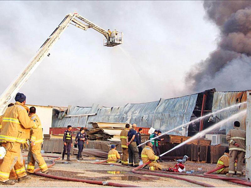 رجال الإطفاء يكافحون الحريق